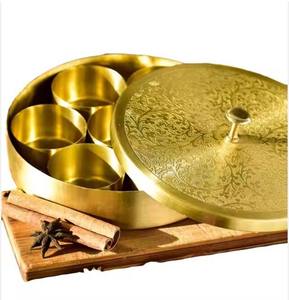 Boîte à épices artisanale en bois et en laiton à trois compartiments avec cuillère et plateau pour le rangement de la cuisine, ensemble de service pour les noix pour les maisons de luxe - Product Image 4