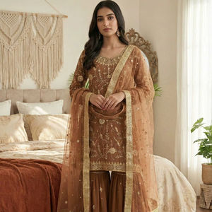 ชุดชาราร่าผ้าชินนอนจอร์เจตต์สีน้ำตาลสำหรับผู้หญิง ดีไซน์หรูหรา ปักลายทองประดับเลื่อม งานฝีมือแบบดั้งเดิม แห้งเร็ว ลายนูน เหมาะสำหรับงานปาร์ตี้ สไตล์อินเดีย - Product Image 1