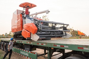 Kubota DC-108X 108HP Rice Grain Combine <b>Harvester</b> High Capacity Tank Crawler Harvesting Machine - Product Image 3