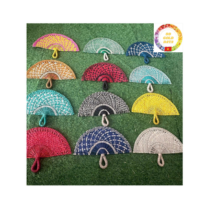 Éventail à main écologique en feuille de palmier et jonc de mer Éventail en osier de bambou fait à la main pour une fête de mariage tropicale - Product Image 3