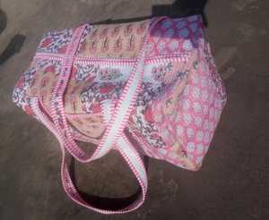 Bolsa de Viaje de Algodón Acolchada con Estampado Floral en Bloques Hechos a Mano, Color Rosa Pálido, para Patchwork, 20x10x10 Pulgadas - Product Image 6