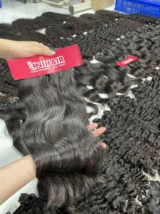 Paquet de cheveux humains ondulés naturels noirs trame Double dessiné cheveux vierges non transformés Extensions de cheveux alignés sur les cuticules - Product Image 4