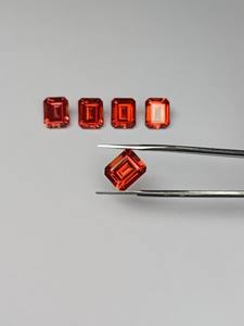 พลอยแซฟไฟร์สีส้มพัพพาราชชาคุณภาพสูง ผลิตในห้องปฏิบัติการ ขนาด 8x10 มม. รูปทรงแปดเหลี่ยม แบบสเต็ป/ทรงเอเมอรัลด์ น้ำหนัก 4.55 กะรัต สำหรับทำเครื่องประดับ - Product Image 2