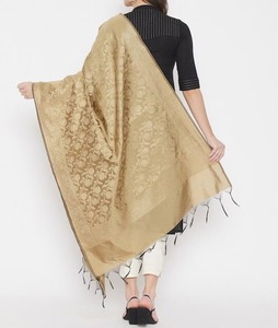 Dupatta en soie imprimé doré Banarasi fabriqué à la main pour filles avec des couleurs et des motifs assortis et un accessoire élégant pour toute occasion - Product Image 5