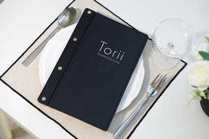 Protège-menu DIVRIS DRL-115B en cuir PU noir pour restaurants et hôtels – Couleur et taille personnalisables, capacité multi-pages - Product Image 3