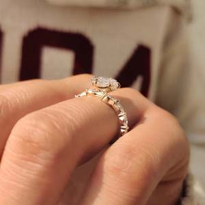 Bague de fiançailles florale en diamant de laboratoire de forme marquise, inspirée de la nature, certifiée IGI, or avec 8 pierres latérales par Unii Jewels - Product Image 6