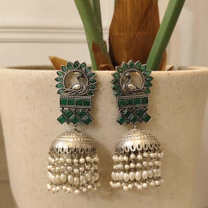 Pendientes Colgantes con Motivo de Pavo Real Tribal Tales, Ónix, Perla y Diamante con Forma de Campana, Diseño Vintage Moderno para Fiestas - Product Image 2