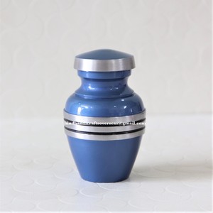 Vente en gros d'urne de crémation en métal aluminium souvenir petit jeton produit funéraire de style américain fournisseurs funéraires - Product Image 1