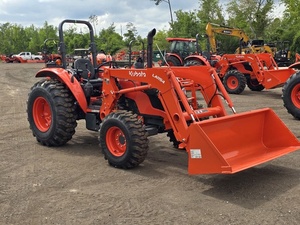 Tracteur agricole Kubota 4 roues motrices, rouge, avec benne avant, équipement utilitaire multifonctionnel pour les travaux sur le terrain et en cour. - Product Image 2