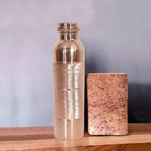 Botella de agua de cobre puro de calidad superior 1000ml Bebedero Ayurvédico hecho a mano para la salud y el bienestar disponible al mejor precio - Product Image 2