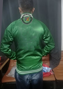 Veste de baseball en satin brillant de haute qualité, couleur unie, style bomber, pour les équipes sportives et la mode streetwear - Product Image 3