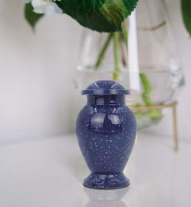 Embrace Keepsake Ángulo blanco Orando Urnas de cremación Venta caliente Diseño clásico Pequeño recuerdo Hecho India - Product Image 1