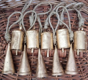 "ชุดระฆังทองเหลืองที่มีเสน่ห์พร้อมกระสอบผ้าตกแต่งแบบชนบทที่สวยงามเหมาะสำหรับงานฝีมือและของตกแต่งบ้าน" - Product Image 4