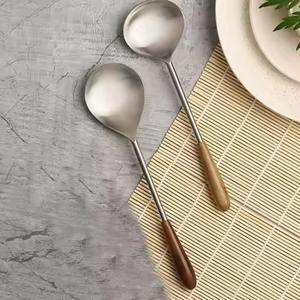 Set de service à salade en acier inoxydable avec poignée en bois design unique et moderne - Product Image 6