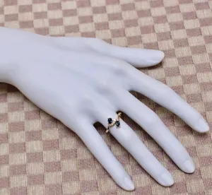 Bague en argent sterling 925 magnifique pour femme avec moissanite par Tishya Diamond pour fiançailles et mariage - Product Image 4