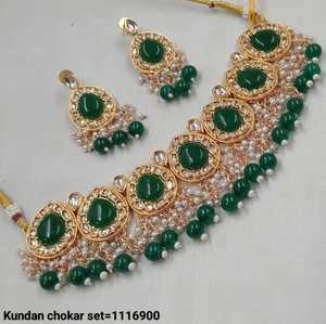 ชุดต่างหูสร้อยคอมุกเค้นคอสีทองแบบดั้งเดิมและทันสมัยของอินเดียพร้อมผู้หญิงและผู้หญิง - Product Image 5