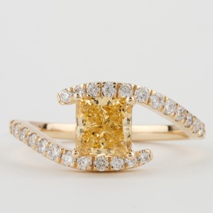 Princesse Cut Jaune Couleur Lab Grown Diamond 14 k Gold Band Round Cut Pave Set Diamond Ring With VS Clarity IGI Certified Diamond - Product Image 1