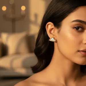 Boucles d'oreilles clous triangulaires plaquées or pour femme avec diamant CZ blanc et alliage, idéales pour un cadeau, matériau principal : cuivre - Product Image 2