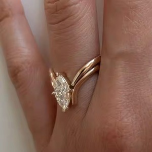 VS1 Ensemble de bagues de fiançailles en diamant de laboratoire de taille marquise en or massif 18 carats avec alliance à courbe unique - Product Image 6