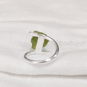 Anillo de Plata de Ley 925 con Piedra Natural de Peridoto en Bruto para Mujer, Joyería con Banda Cruzada, Piedra de Nacimiento de Agosto - Product Image 5