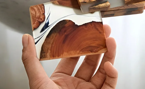 Sous-verre en bois artisanal durable en résine époxy polie avec bord vif, fait à la main, support de luxe pour tasse à thé et à café - Product Image 3