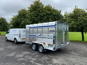 Remorque Premium pour Chevaux d'Élevage à Vendre avec Essieu Triple de 14 Pieds, Capacité de 3500 kg et Portes Centrales Amovibles - Product Image 3
