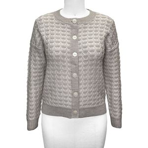 เสื้อคาร์ดิแกนถักไหมพรมแขนยาวสำหรับผู้หญิง รุ่น FW23 ผ้าคอตตอนผสมอะคริลิกและโพลีเอสเตอร์ ตกแต่งด้วยลายเย็บแบบเจควาร์ด กระดุมหุ้มผ้า ดีไซน์หรูหราสำหรับฤดูหนาว - Product Image 1