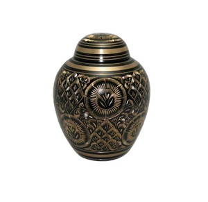 Urne de crémation pour animaux de compagnie en laiton de 5 pouces noir et or Design urne commémorative en laiton gravée royale à vendre - Product Image 1