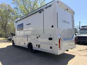 Camping-car 4x4 tout-terrain en excellent état pour expéditions |   Camping-car de luxe autonome en aluminium et acier pour le camping en extérieur 4-6 personnes - Product Image 4