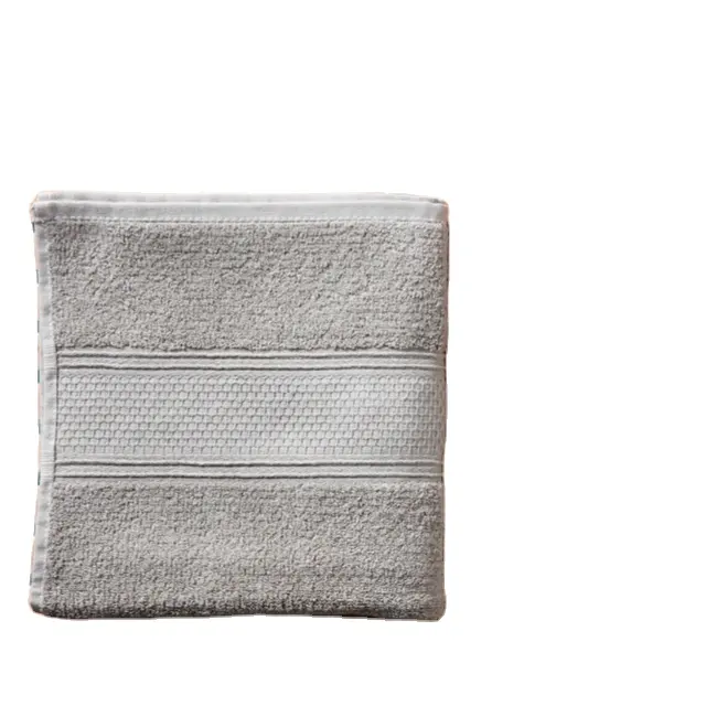 Set di asciugamani da bagno morbidi in un bel colore Super morbido di qualità 100% OEM telo da bagno al prezzo più basso fornitore in India ..