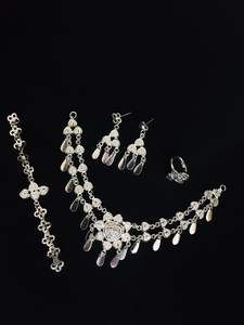 Ensemble de bijoux vintage plaqué or 24 carats Collier en cuivre 18 carats Boucles d'oreilles Motif fleur Zircon USA France Accessoire de mode Anniversaire - Product Image 3