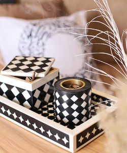 Bandeja para servir postres de madera de acacia con incrustaciones de nácar y jarra de plexiglás, diseño Art Déco acrílico con patrón a cuadros, ecológica - Product Image 3