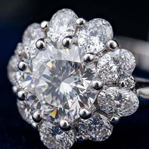 Anillo Valerienne Grand Halo con piedra central redonda, halo luminoso, engaste de puntas, acabado en tono plateado, joyería de lujo. - Product Image 2