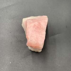 Quartz rose naturel brut, cristal de quartz rose, pierre de guérison, spécimen minéral, objet de collection et d'exposition - Product Image 3