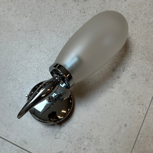 Lámpara de Pared Pomdoro Barcelona con Estructura Cromada Pulida y Difusor de Cristal Esmerilado, Iluminación Elegante y Contemporánea para Baño - Product Image 2