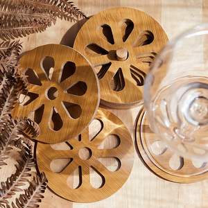 Ensemble de dessous-de-verre en bois naturel, accessoire de table à manger rustique, dessous-de-verre en bois massif, design écologique fait à la main à prix avantageux - Product Image 1