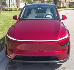 Tesla Model Y Long Range RWD 2026, autonomie de 357 milles, rouge ultra, 4 sièges, intérieur en cuir, phares LED, toit ouvrant panoramique - Product Image 1