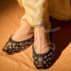 Chaussures Khussa pour femmes les plus vendues, faible MOQ, dessus en daim et velours antidérapant, semelle antidérapante, design tendance de haute qualité, en stock - Product Image 3