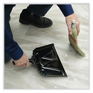 Balais à poils en fibre de maïs jaune Boardwalk BWK951WC, lot de 12, avec manche en plastique pour usage domestique, pelle à poussière incluse - Product Image 6