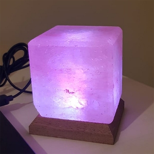Lampe de sel de l'Himalaya artisanale en forme de cube USB rose de 600 g avec lumière LED RVB, base en bois, lampe de table pour yoga et méditation - Product Image 2