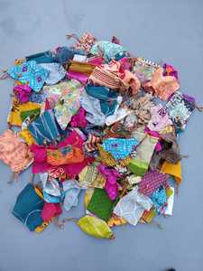 Pochettes de saree en soie vintage faites à la main avec ficelle plus proche pochettes à cordon parfaites pour bijoux petits paquets de banane pour cadeaux - Product Image 3