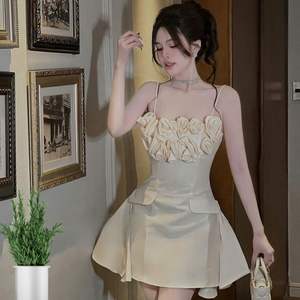 Robe glamour au-dessus du genou avec encolure florale et grands accents de rose-parfaite pour se démarquer dans n'importe quel cadre - Product Image 5