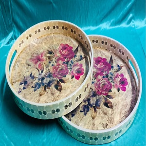 Bandejas de resina y madera hechas a medida complementadas con bordes rojos y un borde decorativo con motivos de estrellas. Inactivo para decoración del hogar - Product Image 4