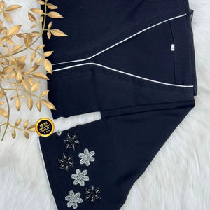 Abayas élégantes et modestes brodées à la main pour femmes - Product Image 1