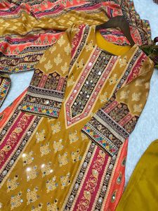 Nuevo diseñador Party Wear Muselina Algodón Impreso y espejo real Trabajo Top y pantalón con Samosa Lace Work Dupatta Listo para usar - Product Image 5