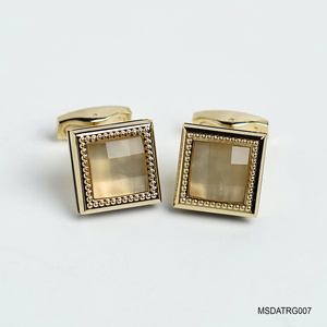 Une paire de boutons de manchette plaqués or 18 carats avec pierres précieuses Fengshui en agate blanche facettée (MSDATRG007) de la collection Tinh Vu - Product Image 1