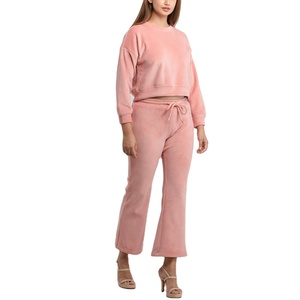 Venta al por mayor de mujeres chándales 2 piezas de terciopelo Crop Top camiseta y pantalones de chándal de campana conjunto Rosa terciopelo chándales de terciopelo chándales - Product Image 2