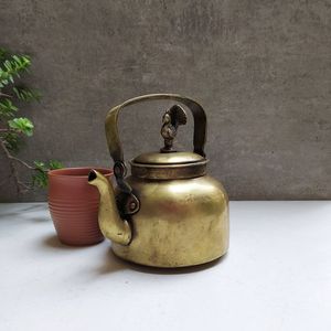 กาน้ำชาและกาต้มน้ำทองเหลืองที่มีรายละเอียดสูงพร้อมอุปกรณ์ตกแต่งโบราณเหมาะสำหรับพิธีชงชาวัฒนธรรมและการตกแต่งแบบมรดกทางวัฒนธรรม - Product Image 3