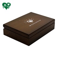 Vente en gros de boîtes en bois de pin W319 pour 54 cartes, jeux de cartes à double jeu avec accessoires, couleur personnalisée, MOQ 500 ensembles