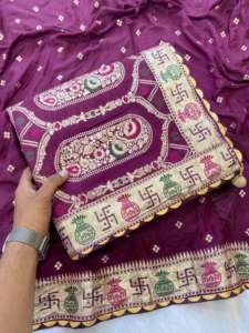 ผ้าไหมโดลาแบบดั้งเดิมสำหรับผู้หญิง พร้อมขอบทออย่างประณีต ลายปักดิ้นทองสวยงาม ดีไซน์ลายสวาสติก ผลิตในอินเดีย - Product Image 3